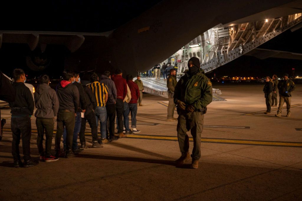 Deportan a mexicano sin destino claro