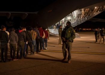 Deportan a mexicano sin destino claro