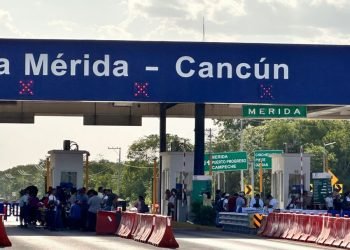 Toman maestros caseta de peaje de la autopista Mérida-Cancún (VIDEO)