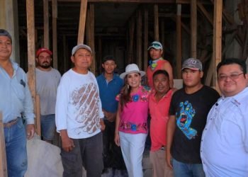 DÍA DE LA SANTA CRUZ: Reconoce Mara Lezama labor de alarifes