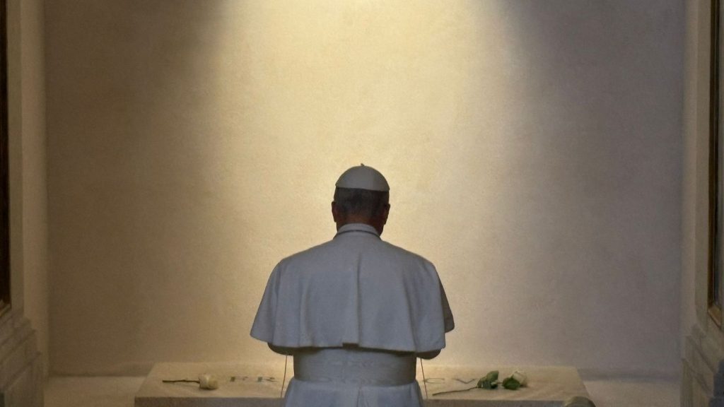Papa León XIV visita tumba de Francisco
