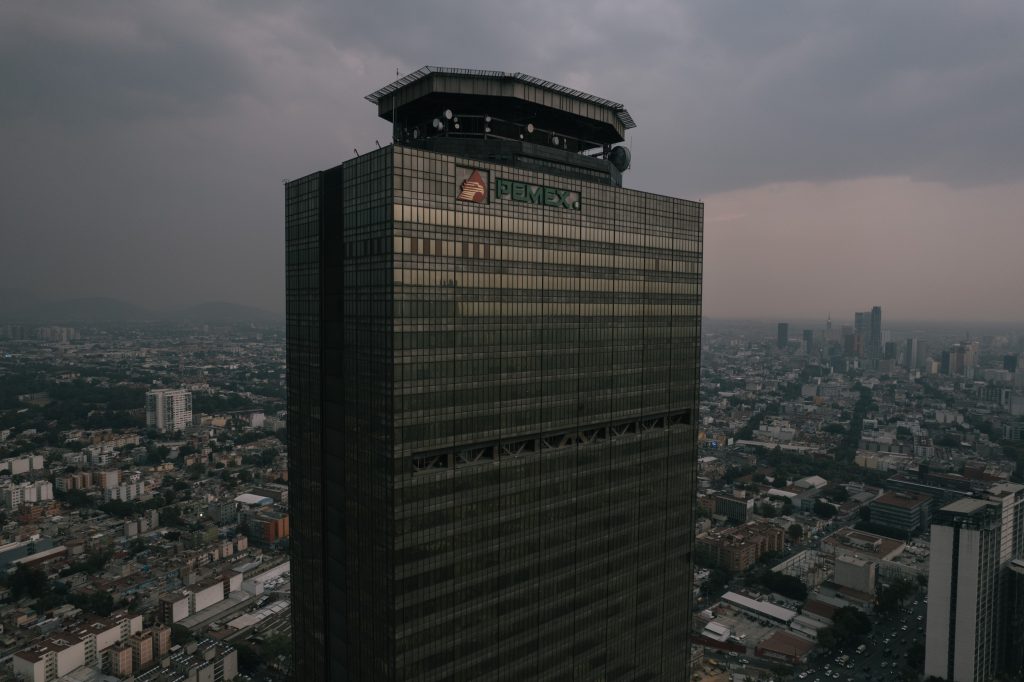 Pemex adeuda mil millones a constructoras