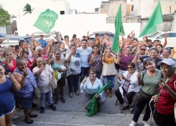 Visita Renán Sánchez a vecinos de la SM 101 de Cancún