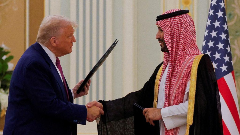 Trump firma acuerdo con Arabia Saudita