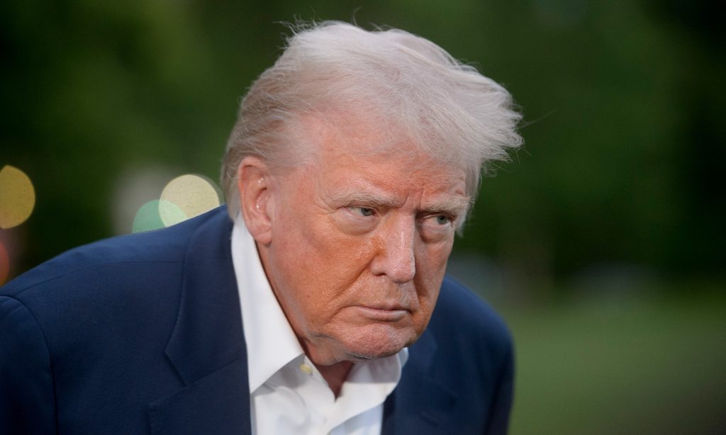 Trump ofrece 20 mil pesos a migrantes