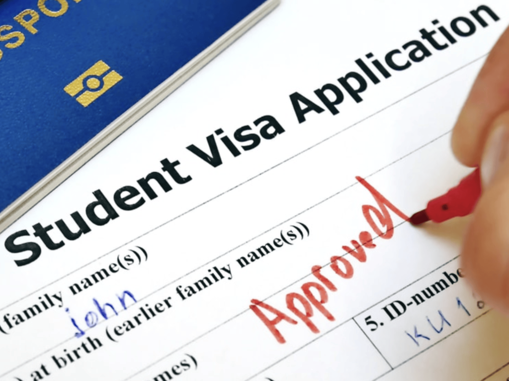 Visas estudiantiles en la mira: ¿otro golpe de Trump a México?