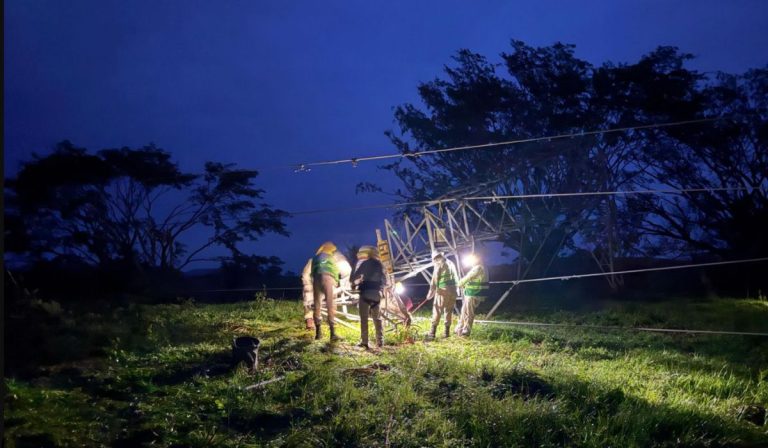 CFE restablece energía a 72% de afectados en Oaxaca y Guerrero