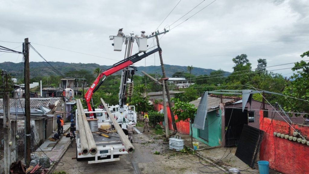 CFE restablece energía a 91.7% usuarios tras huracán en Oaxaca y Guerrero