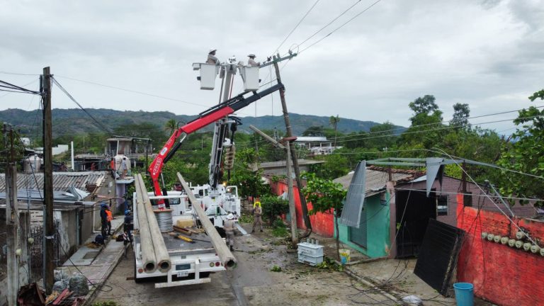 CFE restablece energía a 91.7% usuarios tras huracán en Oaxaca y Guerrero