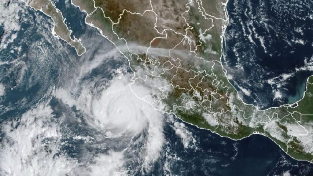 Huracán Bárbara impacta Pacífico mexicano