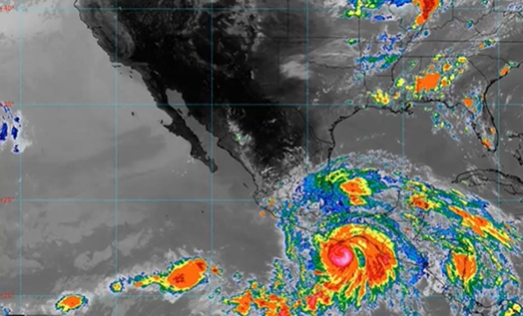 Huracán Erick alcanza categoría 3 y amenaza costa sur de México
