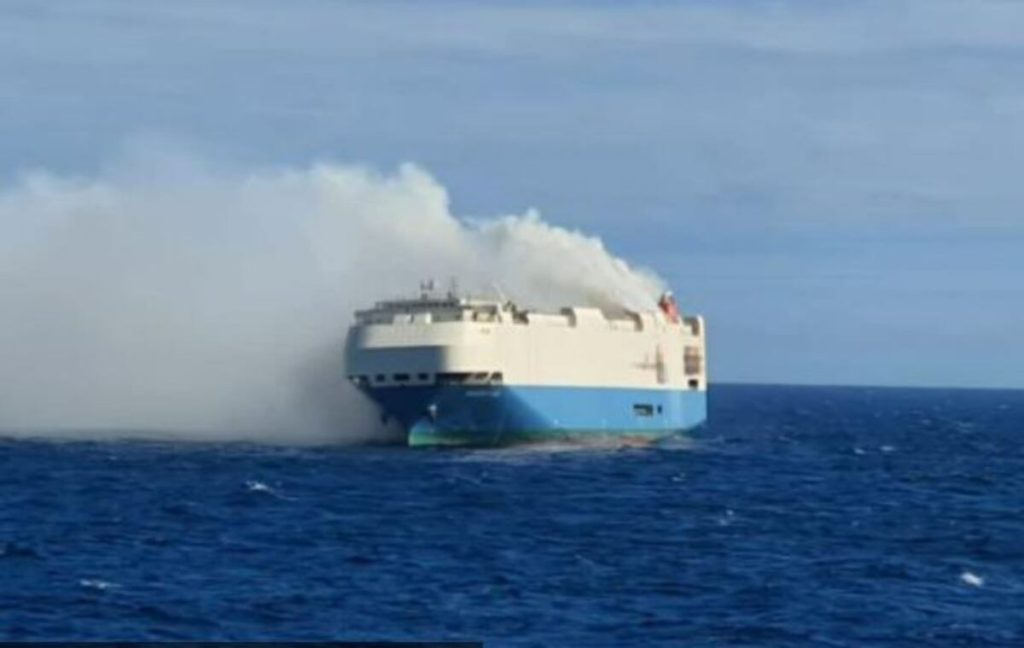 Incendio en barco con autos