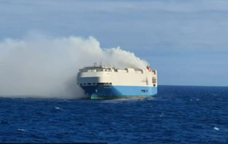 Incendio en barco con autos