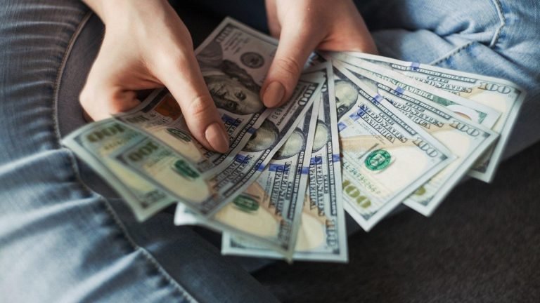 Peso mexicano registra depreciación por conflicto y cierre de mercados