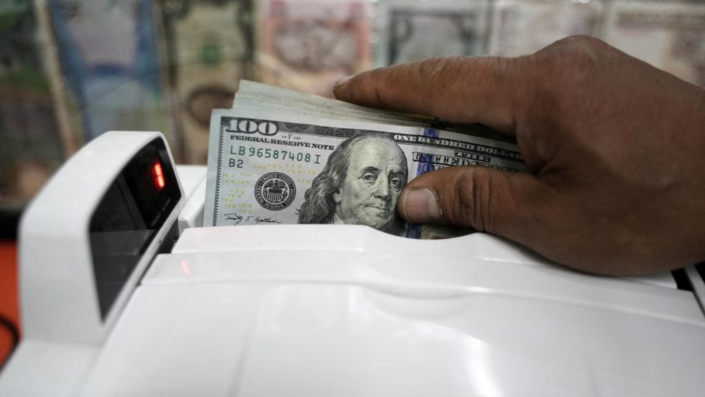 Peso mexicano se fortalece por acuerdo EU-China y baja inflación