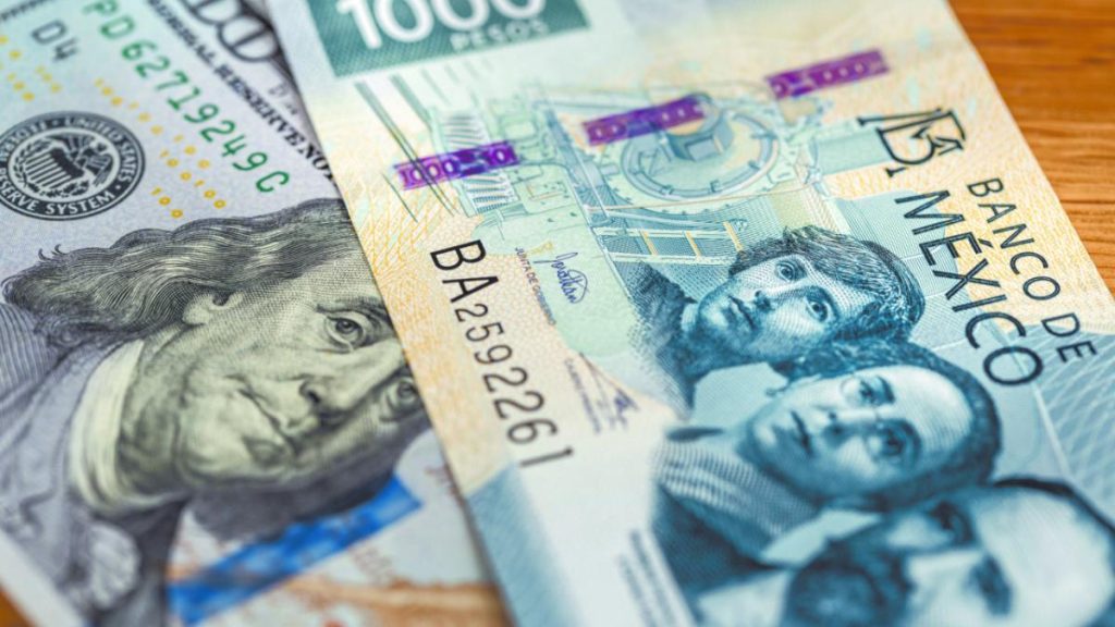 Peso mexicano se mantiene bajo 19 por dólar ante geopolítica