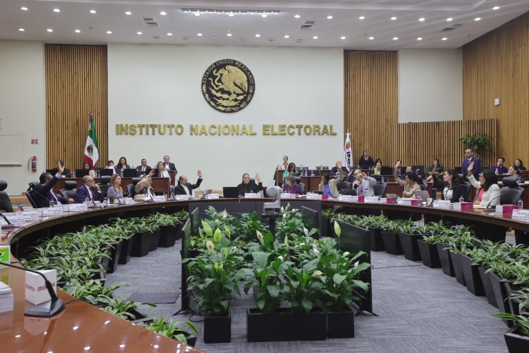 Polémica por 'acordeones' tensa elección judicial en INE