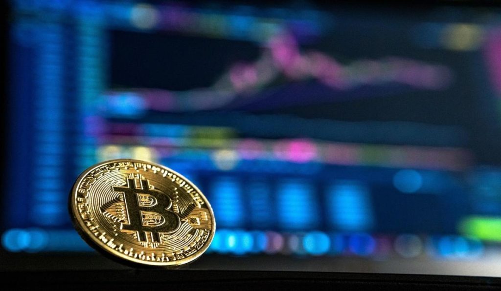 Precio de Bitcoin: amenaza de caída y manipulación en USD 104K