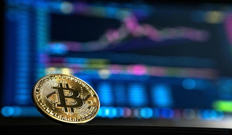 Precio de Bitcoin: amenaza de caída y manipulación en USD 104K