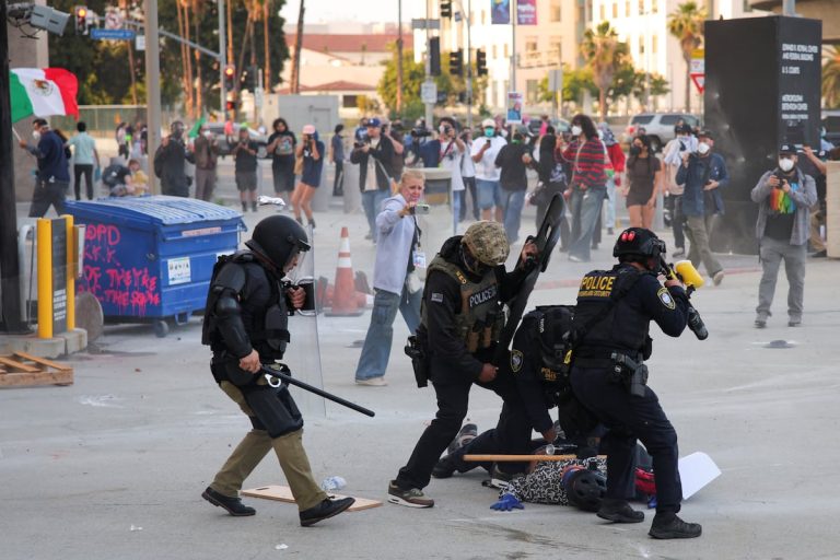 Redadas en Los Ángeles desatan indignación y represión