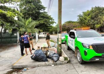 EN LA SM 92: Sancionan a hombre por tirar basura en zona prohibida