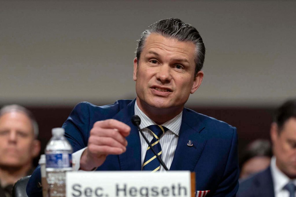 Secretario de Defensa Pete Hegseth aborda opciones en Irán y despliegue militar