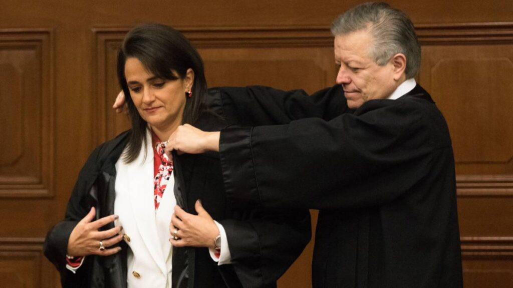 Toga y birrete en la Suprema Corte: Morena busca eliminar símbolos de "elitismo"