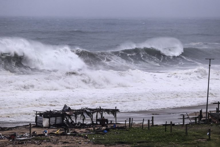 Tormenta tropical Dalila provoca lluvias intensas