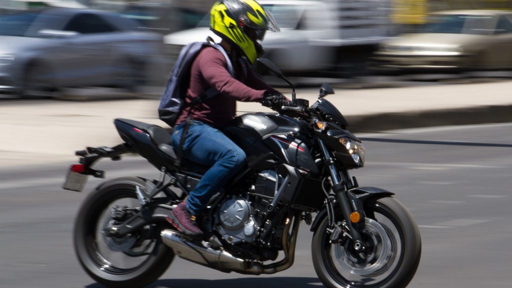 Aprehensión de motociclista: Millón de pesos y drogas bajo el casco en CDMX