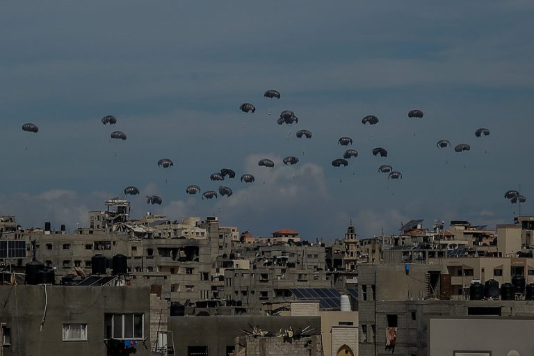 Ayuda humanitaria en Gaza: El debate sobre la ineficacia de los lanzamientos aéreos y los obstáculos terrestres