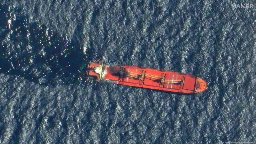 Barco atacado en el Mar Rojo: Tripulación abandona la embarcación