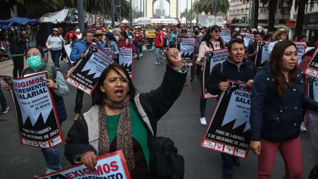 CNTE 'toma' oficinas de la SEP; exige pagos salariales
