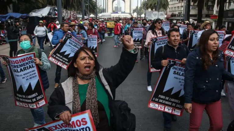 CNTE 'toma' oficinas de la SEP; exige pagos salariales