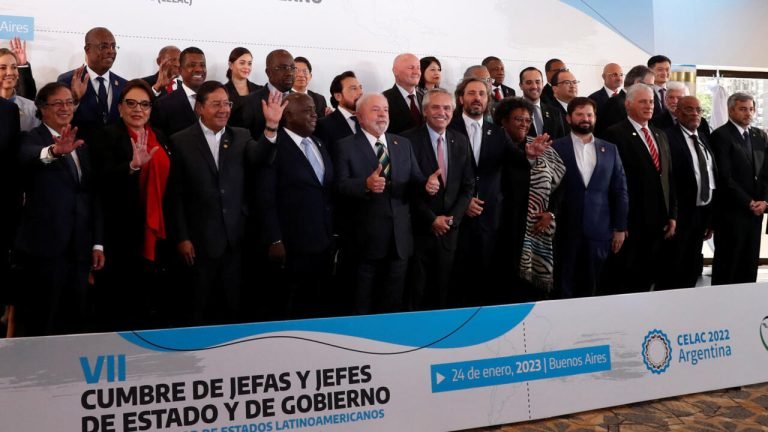 Cumbre en Chile: líderes progresistas debaten la democracia bajo amenaza y la crítica de Estados Unidos