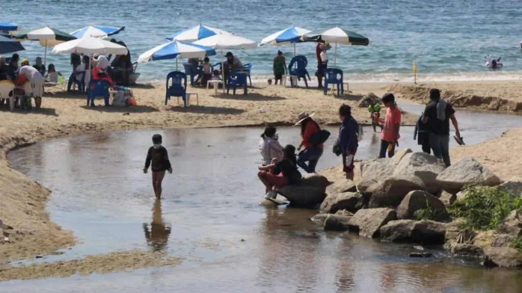 Descargas de aguas residuales contaminan playa Papagayo en Acapulco