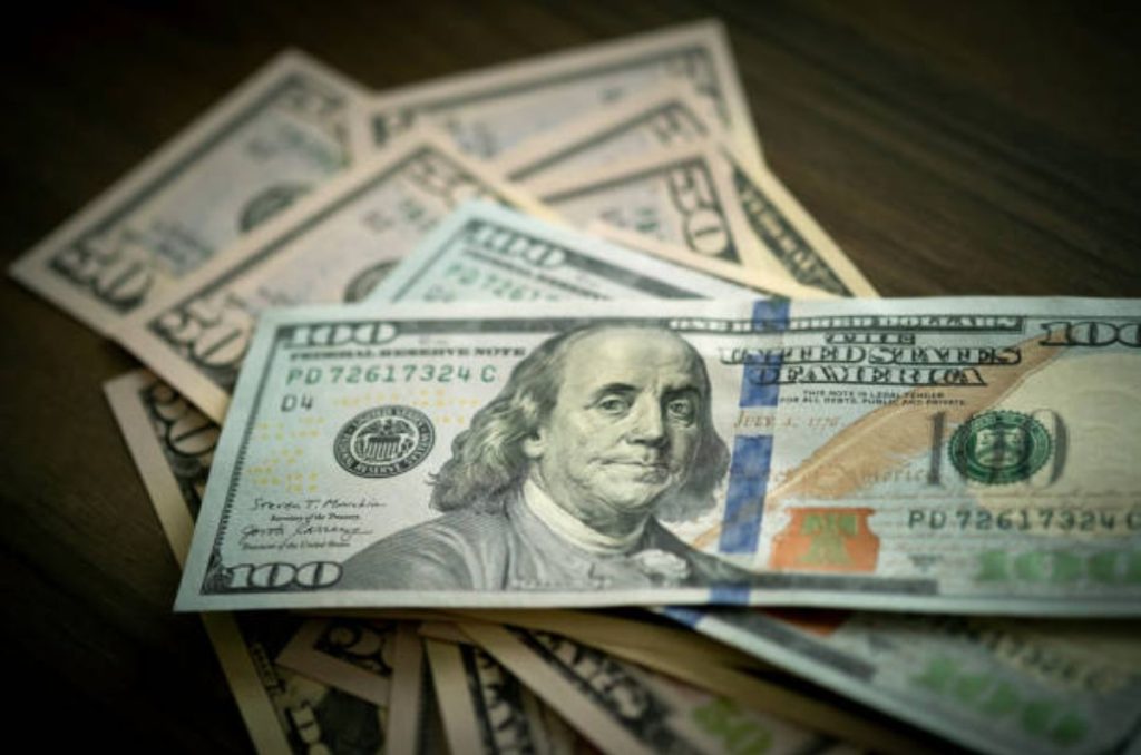 Dólar se debilita ante amenaza de Trump de despedir a Powell