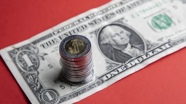 El peso dólar bajo presión: la fed y el mercado global definen su rumbo