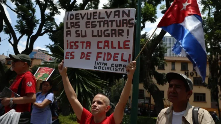 Exigen sanción a Rojo de la Vega por el controvertido retiro de estatuas en Cuauhtémoc