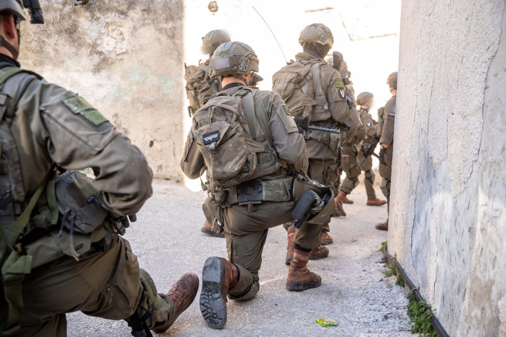 Fuerzas Israelíes Detienen Célula Terrorista en Cisjordania