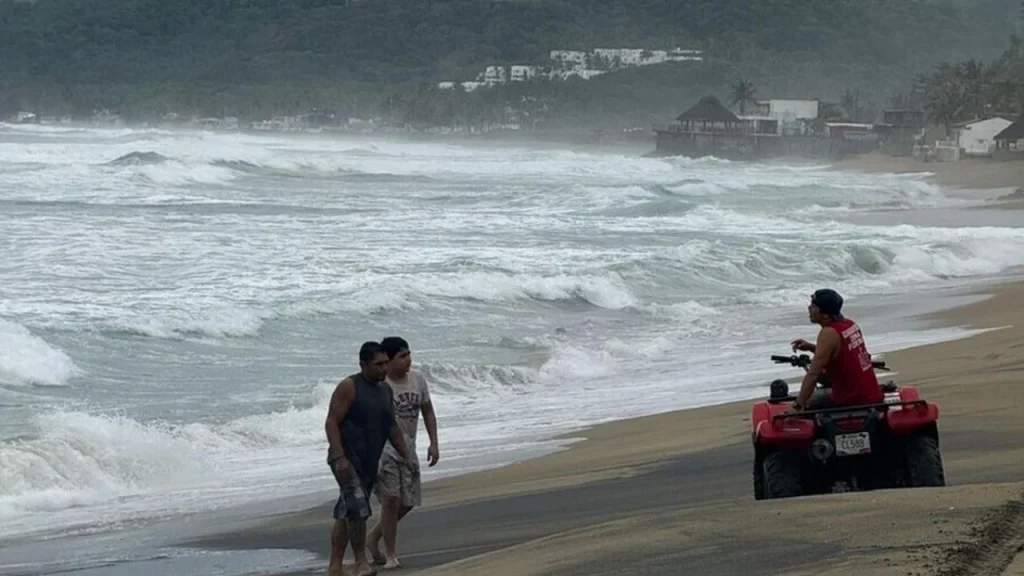 Huracán Flossie: Cierran puertos en Baja California Sur por lluvias