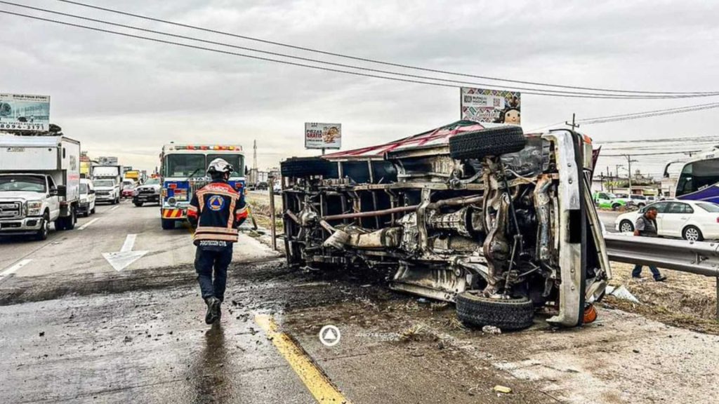 Incendio de tractocamión colapsa la autopista México-Querétaro en Coyotepec