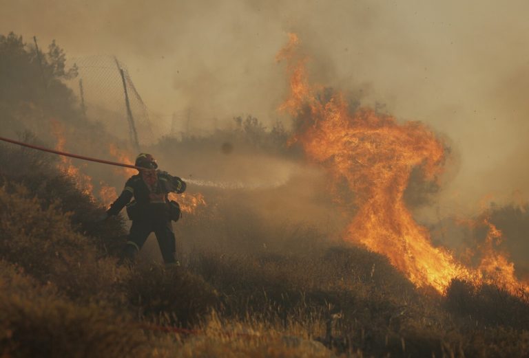 Incendios sin tregua en Grecia y Turquía: miles de evacuados y un bombero fallecido