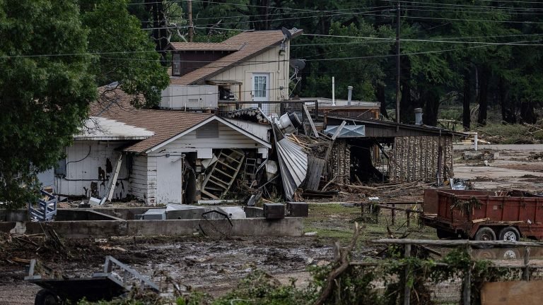 Inundaciones en Texas: Asciende a 104 el número de fallecidos