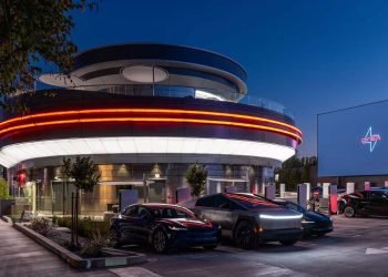 La cafetería retrofuturista de Tesla: un nuevo frente en hollywood
