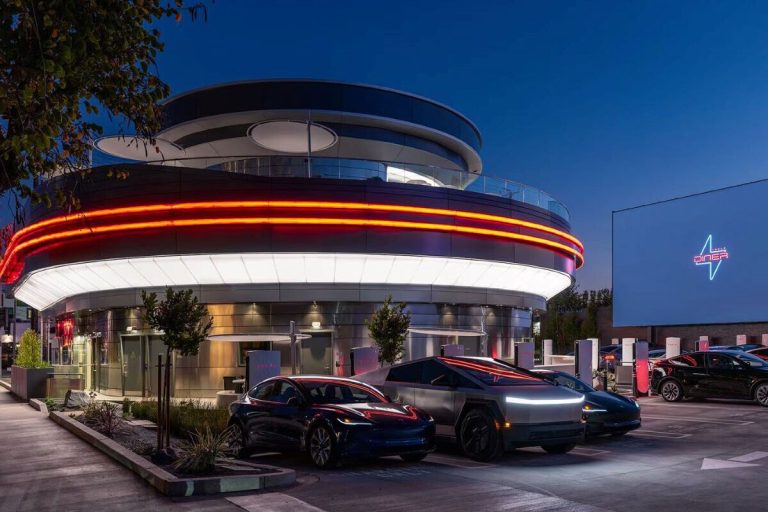 La cafetería retrofuturista de Tesla: un nuevo frente en hollywood