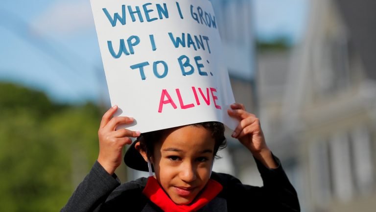 La percepción de discriminación racial en eu disminuye: un giro polémico