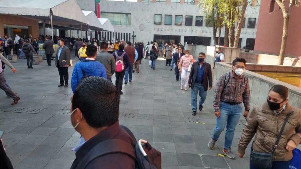 Largas filas en juzgados de avenida Juárez antes de receso judicial
