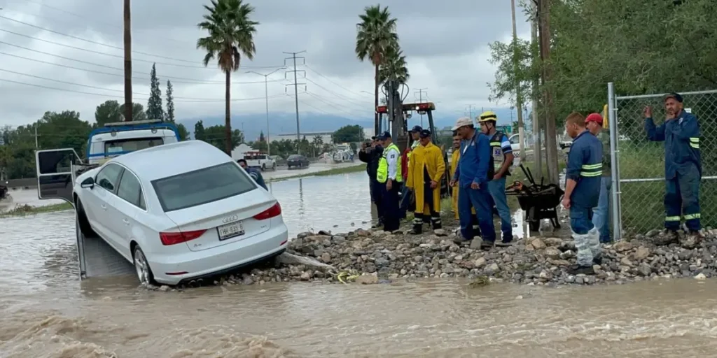 Lluvias torrenciales azotan Saltillo: rescate y caos vial