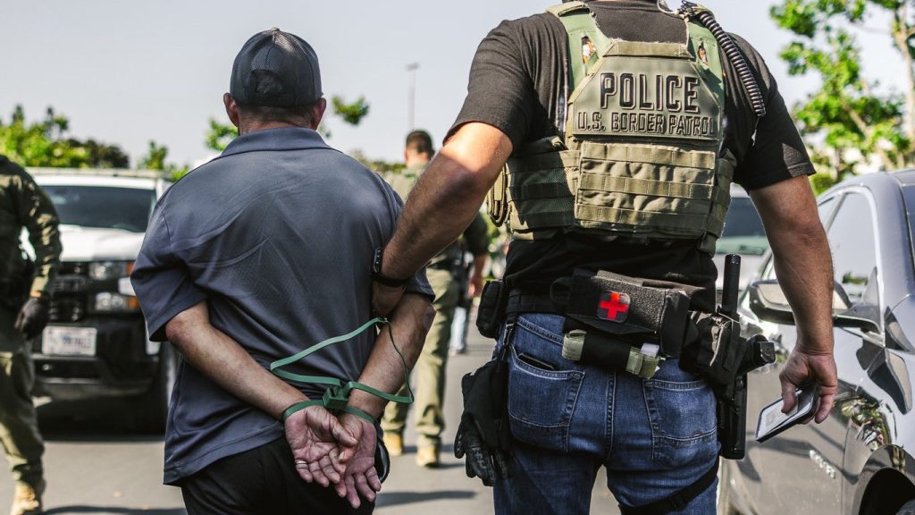 Migrantes detenidos California: Ola de redadas desata furia y resistencia en el sur