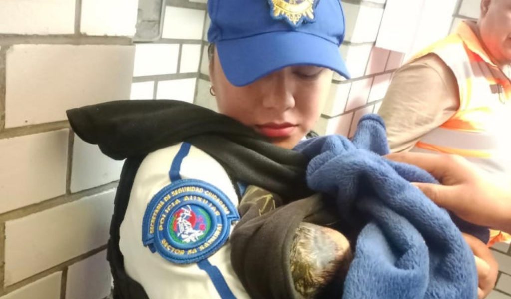 Nacimiento en Metro Línea 2: Policía asiste a joven de 17 años
